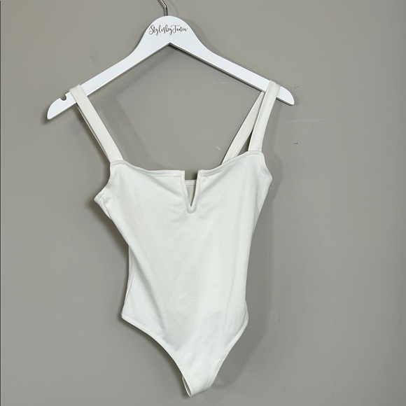 Aritzia BABATON WHITE BODYSUIT HERS White Seamless Thong Back Sz XS - Picture 1 of 9